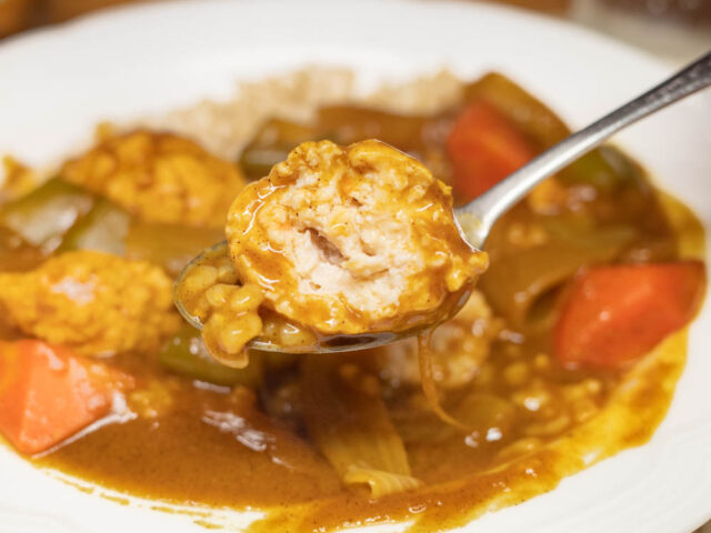 鶏団子を割ってスプーンにのせた写真