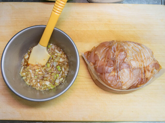 ねぎダレをつくり、鶏肉はビニールに入れて調味料に漬ける写真