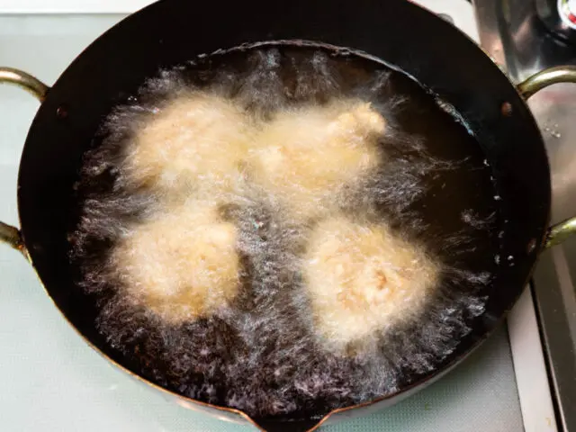 170度の油に鶏肉を入れた写真