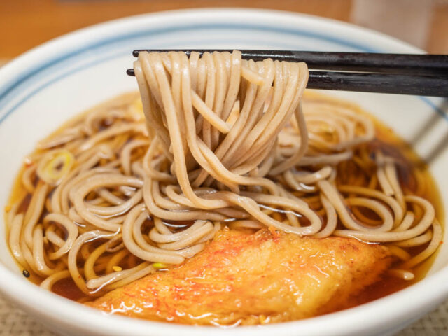 蕎麦を箸で持ち上げた写真