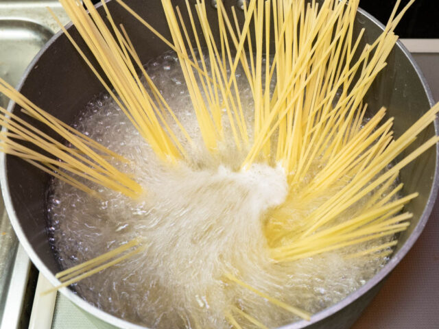 鍋にお湯を沸かし、パスタを入れた写真