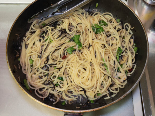 ソースとパスタを混ぜた写真