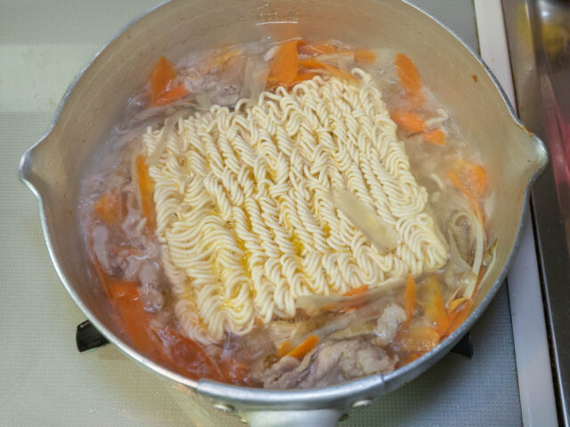 インスタント麺を加えた写真