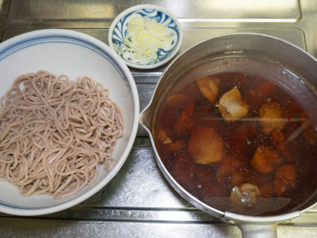 丼に入れた麺と鍋のつゆを並べた写真