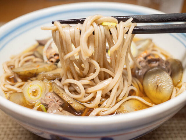 蕎麦を箸で持ち上げた写真