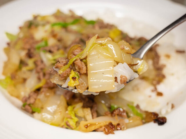 白菜と挽肉、ご飯をスプーンにのせた写真