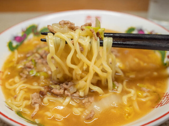 ラーメンを箸で持ち上げた写真