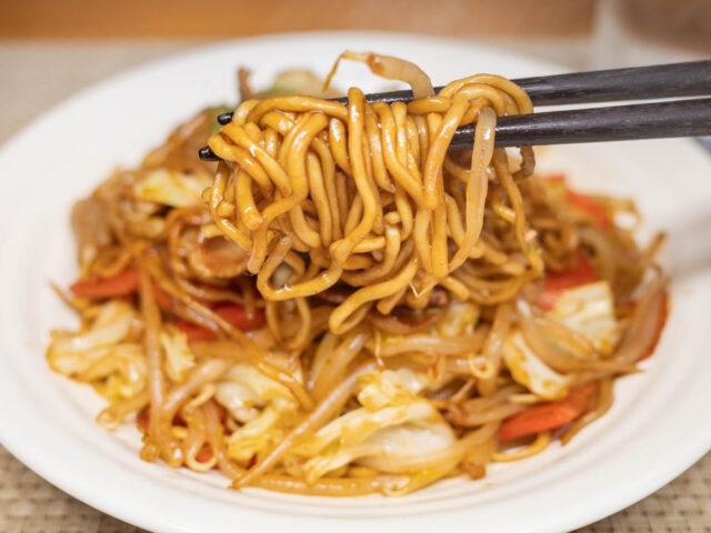 焼きそば麺を箸で持ち上げた写真