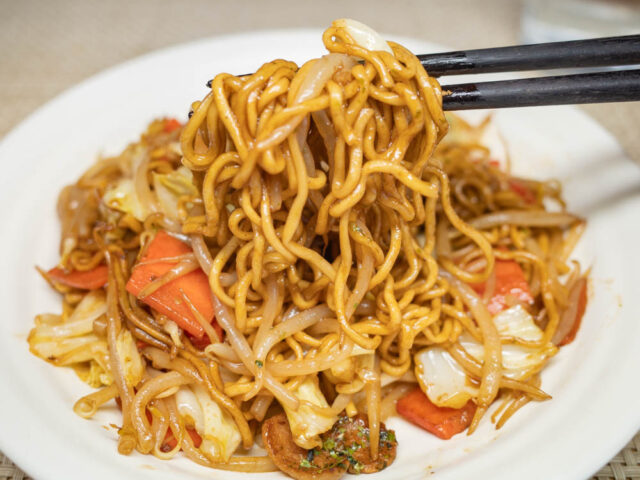 焼きそば麺を箸で持ち上げた写真