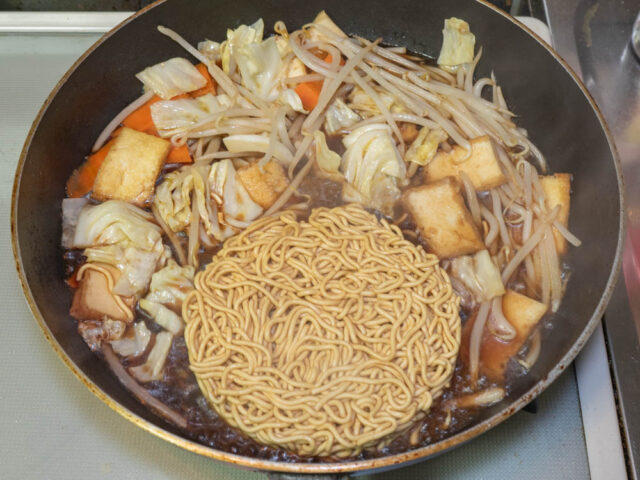 １分煮て、インスタント麺をひっくり返した写真