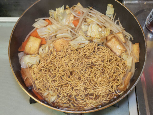 麺をほぐしながら炒める写真