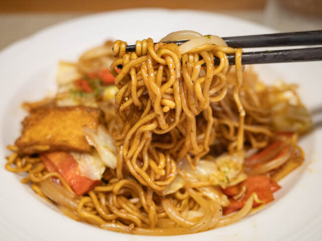 焼きそば麺を箸で持ち上げた写真