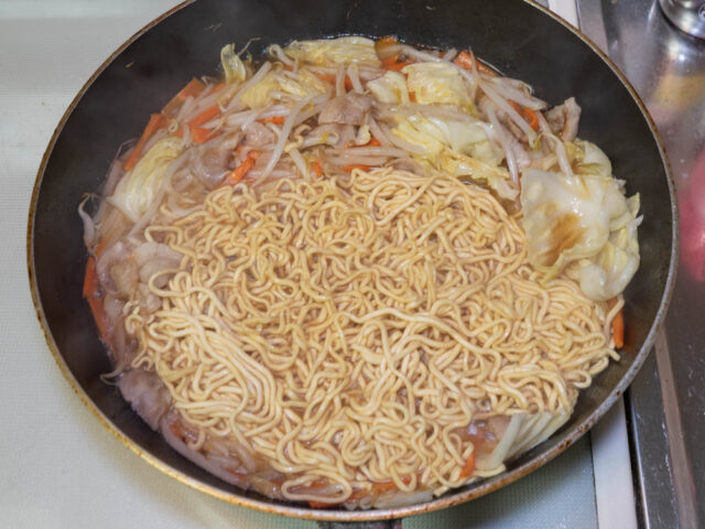 麺をほぐして煮ている写真