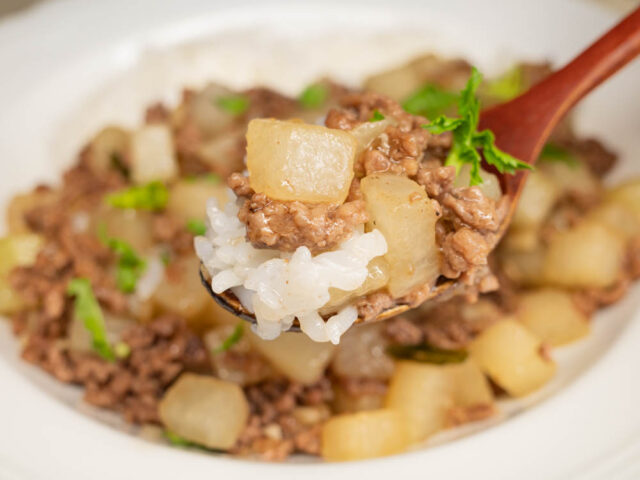 挽肉と大根、ご飯をスプーンにのせた写真