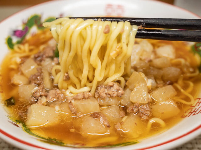 麺を箸で持ち上げた写真