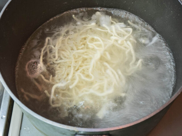 麺を茹でる写真