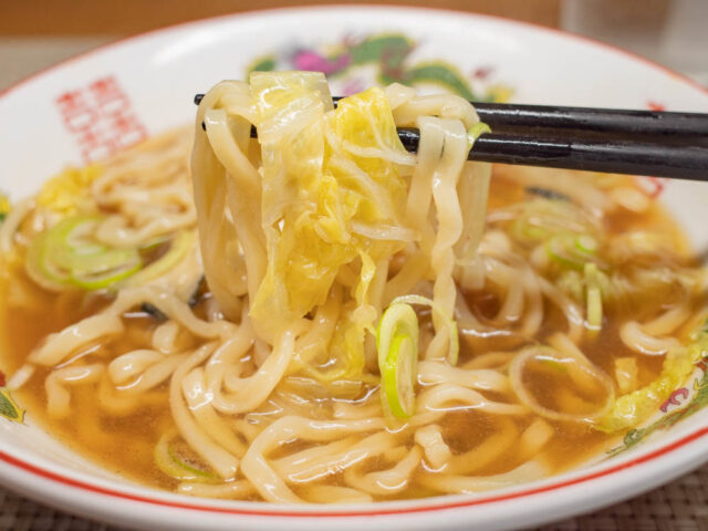 麺と白菜を箸で持ち上げた写真