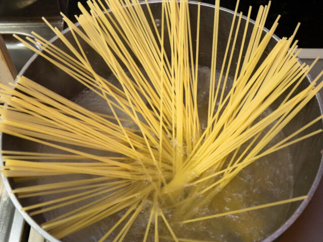 鍋にお湯を沸かし、パスタを入れた写真