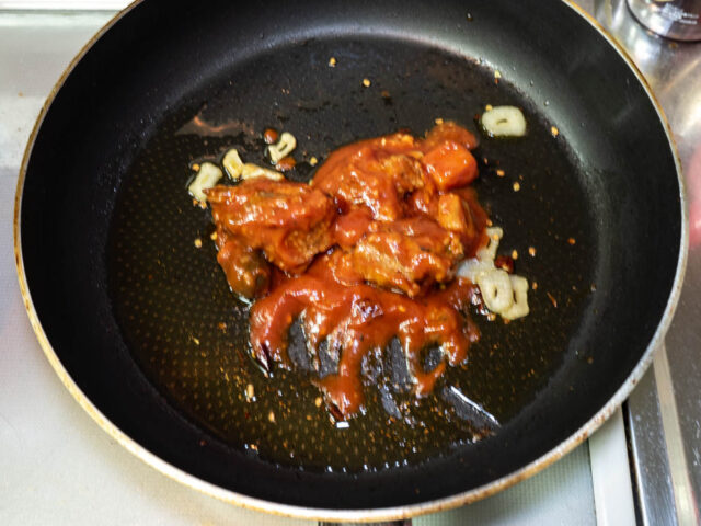 さばのトマト煮缶を加えた写真