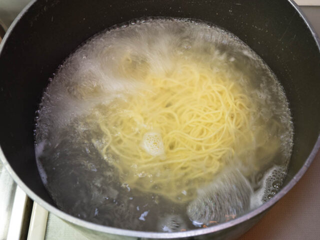 麺を茹でる写真