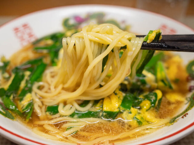 麺を箸で持ち上げた写真