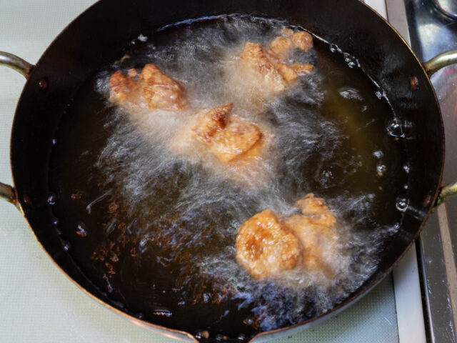 鶏肉を揚げている写真