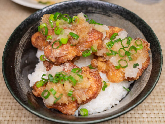 竜田揚げをご飯のうえにのせた写真