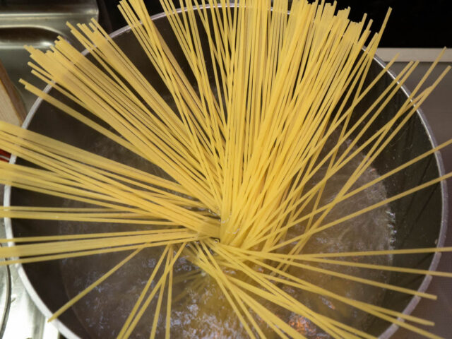 鍋にお湯を沸かし、パスタを入れた写真