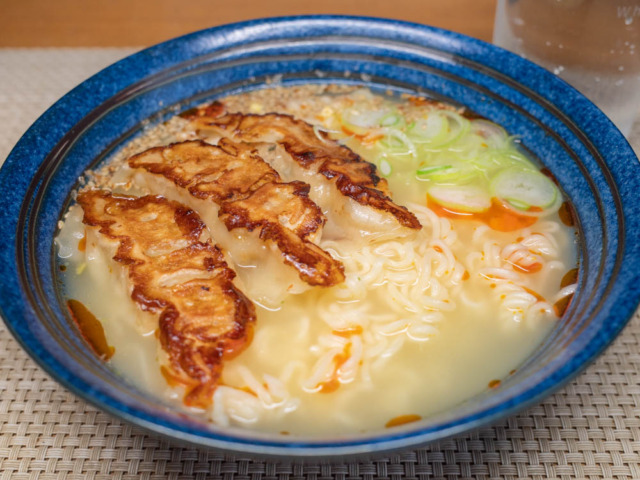 酢とラー油と餃子のサッポロ一番塩らーめん