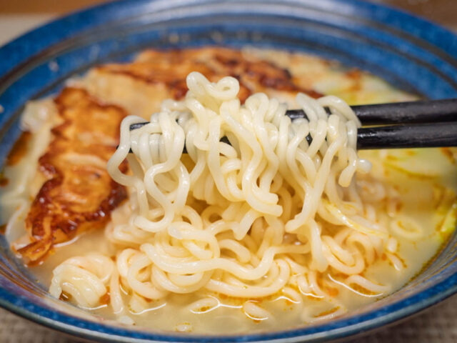 麺を箸で持ち上げた写真