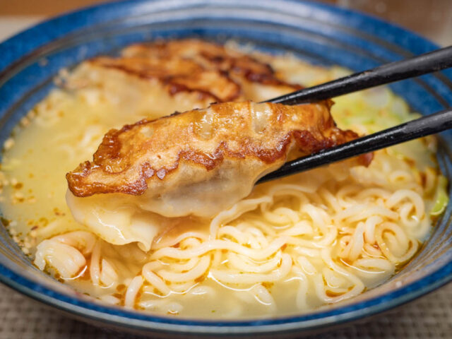 餃子を箸で持ち上げた写真
