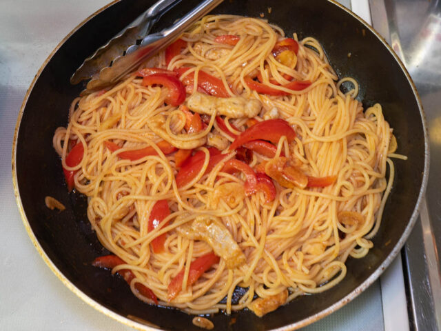 ソースとパスタを混ぜた写真