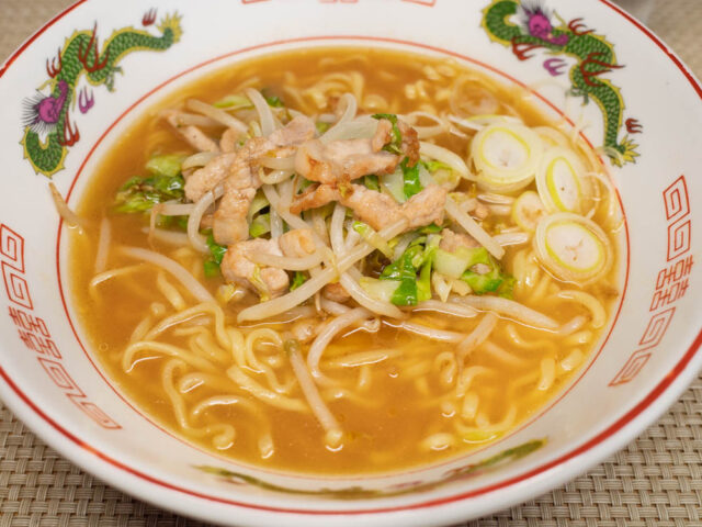 正麺・ラー油でピリ辛肉野菜炒め味噌ラーメン