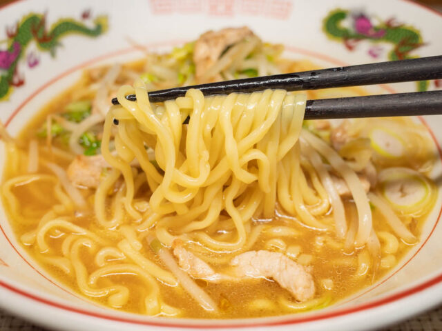 麺を箸で持ち上げた写真