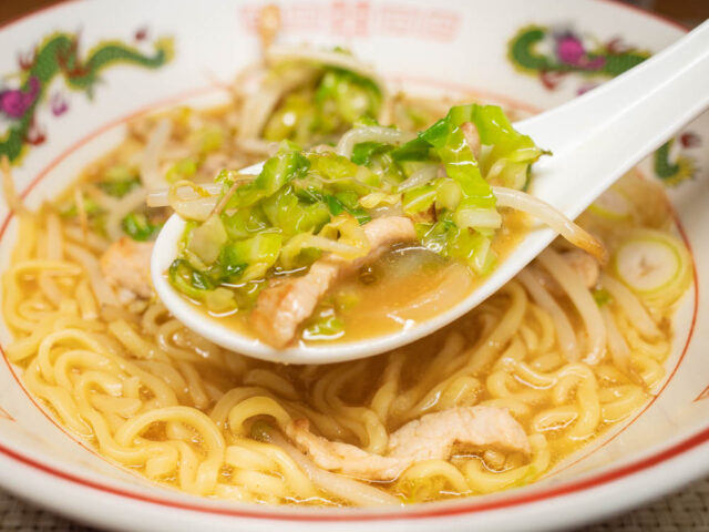 野菜炒めとスープをレンゲですくった写真