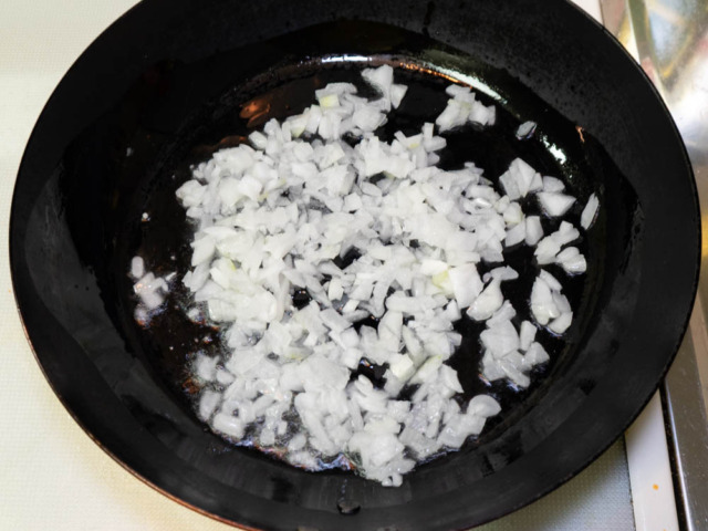 フライパンにサラダ油を熱して、玉ねぎを加えた写真