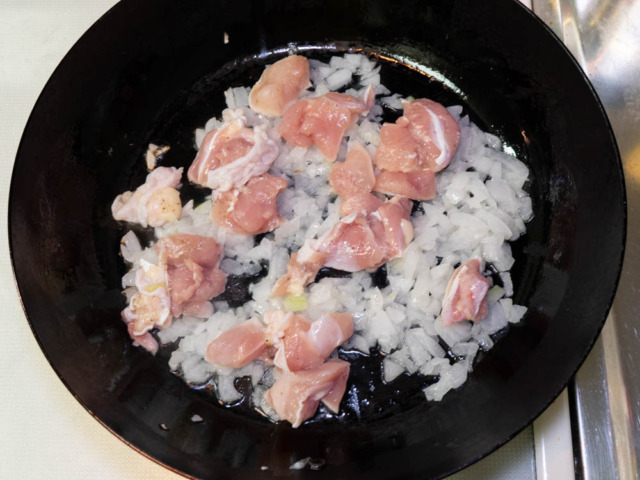 鶏もも肉を加えた写真