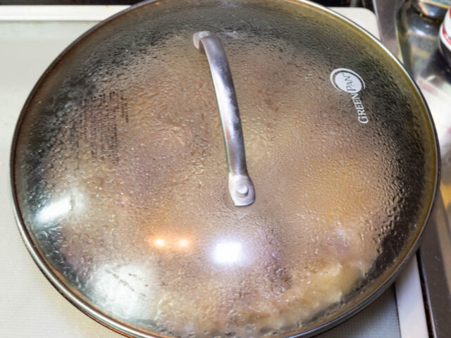 ふたをして煮る写真