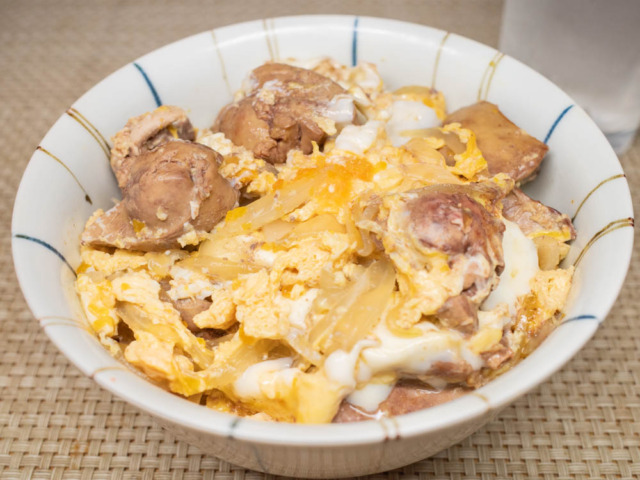 鶏もつの卵とじ丼