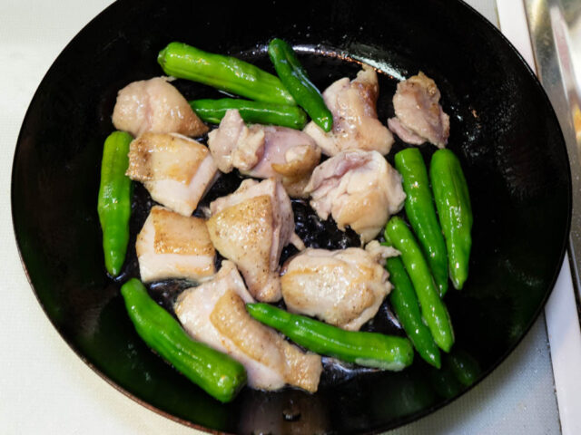 鶏肉をひっくり返した写真