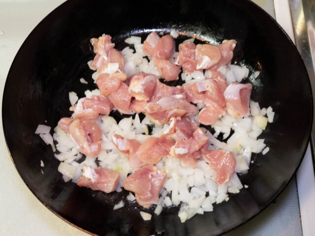 鶏もも肉を加えた写真