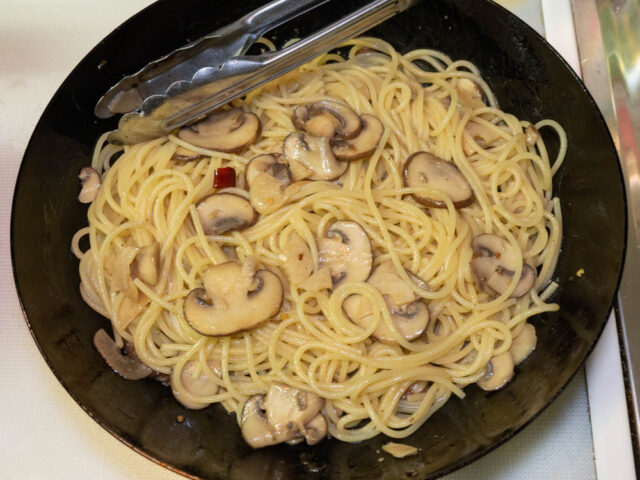 ソースとパスタを混ぜた写真