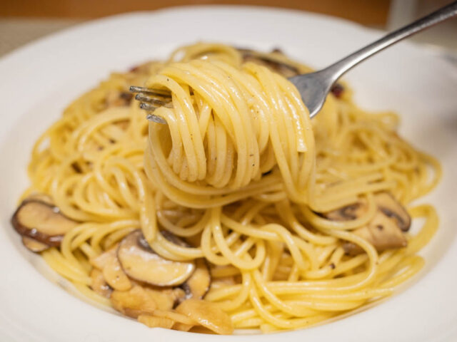 パスタをフォークで持ち上げた写真
