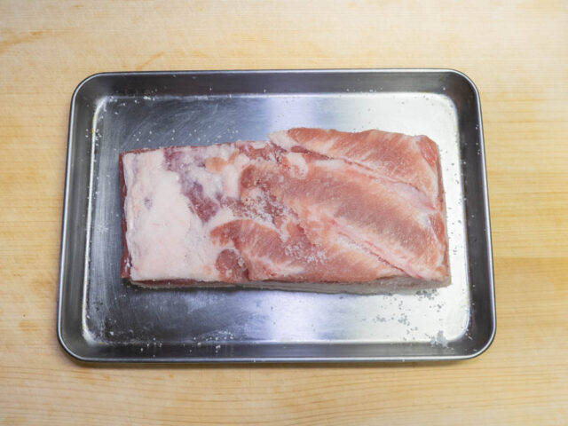豚肉に塩をすり込んだ写真