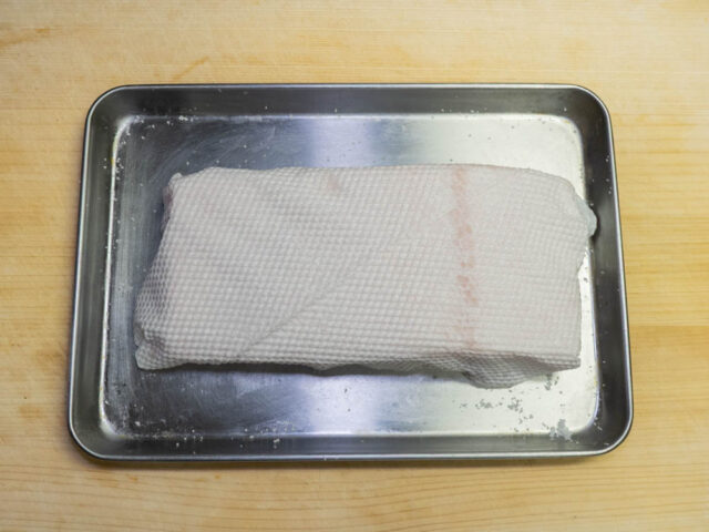 塩豚をキッチンペーパーでくるんだ写真