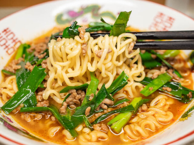麺を箸で持ち上げた写真
