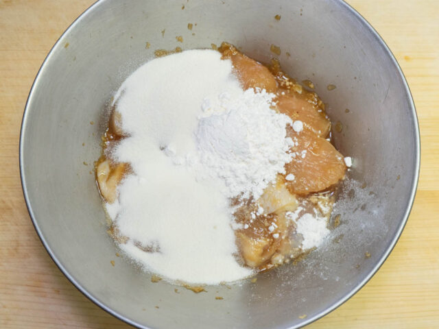 ボウルに米粉と小麦粉を加えた写真