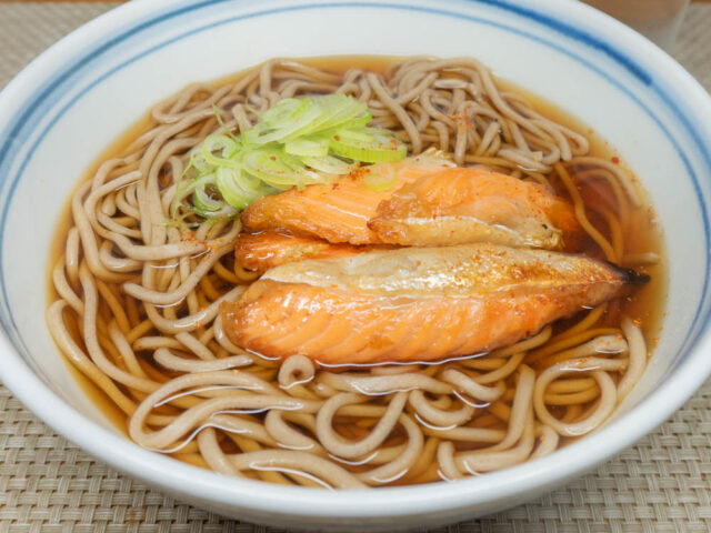 サーモンの焼きハラス蕎麦
