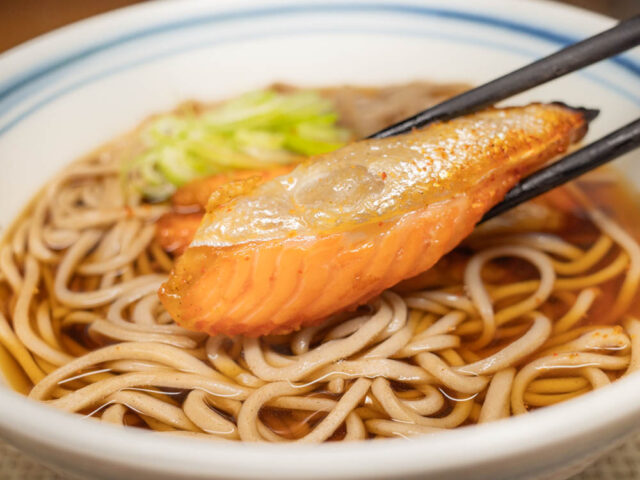 焼きハラスを箸で持ち上げた写真