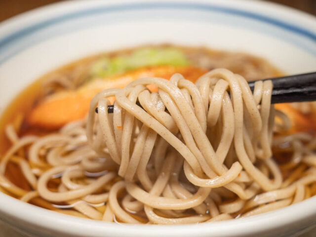 蕎麦を箸で持ち上げた写真